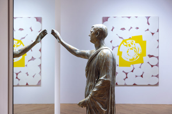 미켈란젤로 피스톨레토, 에트루리아인, 1976, 청동, 조각: 194 &times; 90 &times; 80 cm / 거울: 250&times; 200 cm
