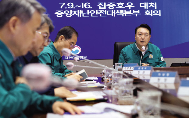 윤석열 대통령이 귀국 3시간만에 열린 집중호우 대처 중앙재난안전대책본부(중대본) 회의를 주재했다. 6박 8일간 리투아니아·폴란드·우크라이나 순방을 마치고 귀국한 윤 대통령이 17일 오전 정부서울청사에서 열린 중대본 회의에서 발언하고 있다. [연합]