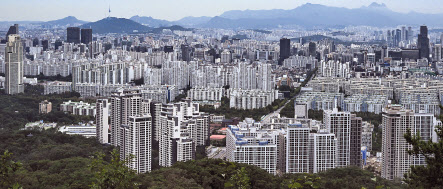 서울 등 수도권 주요 지역 주택시장 반등 분위기가 심상치 않다. 전국의 아파트값이 하락세를 벗어나 보합세를 유지하는 가운데, 서울을 중심으로 수도권 곳곳에서는 상승 거래가 확산되며 반등 기미가 감지되고 있다. 사진은 서울 아파트 모습 임세준 기자
