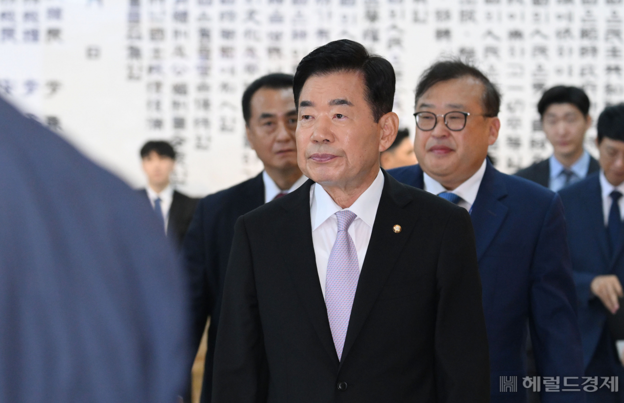 김진표 국회의장을 비롯한 각계주요인사들이 17일 서울 여의도 국회 로텐더홀에서 열린 제75주년 제헌절 경축식에 참석하고 있다. 이상섭 기자
