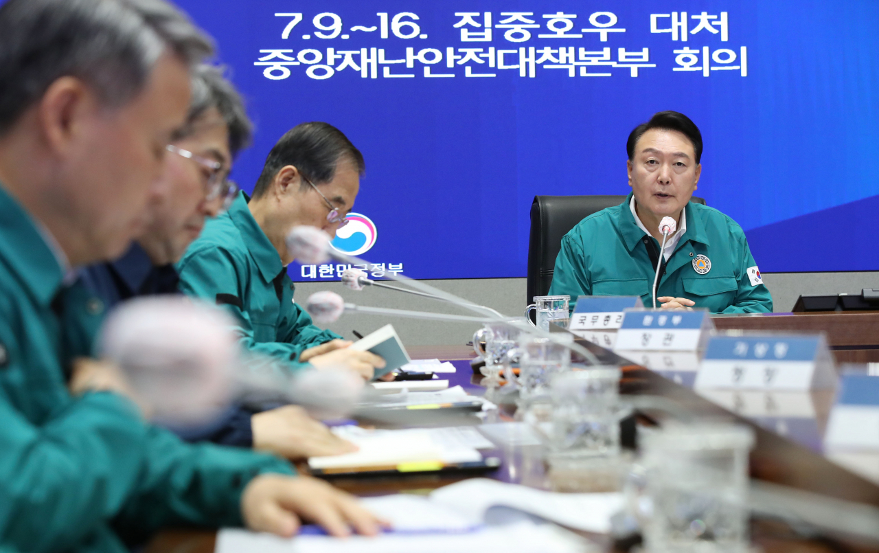 6박 8일간 리투아니아·폴란드·우크라이나 순방을 마치고 귀국한 윤석열 대통령이 17일 오전 정부서울청사에서 열린 집중호우 대처 중앙재난안전대책본부(중대본) 회의를 주재하고 있다. [연합]