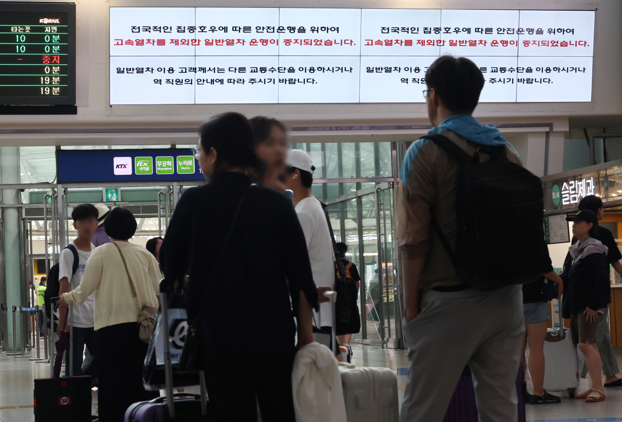 16일 오전 서울역 전광판에 집중호우로 일부 열차의 운행을 중단 혹은 지연한다는 안내문이 나오고 있다. [연합뉴스]