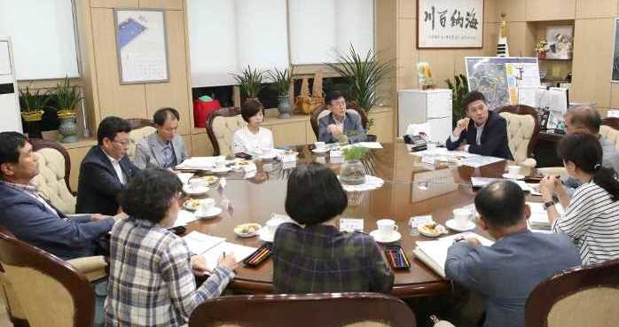 김정헌 인천시 중구청장은 지난 14일 구청장실에서 인천시 소통관 류윤기 글로벌도시국장을 만나 중구 관내 현안에 대해 논의하고 있다.〈인천 중구 제공〉