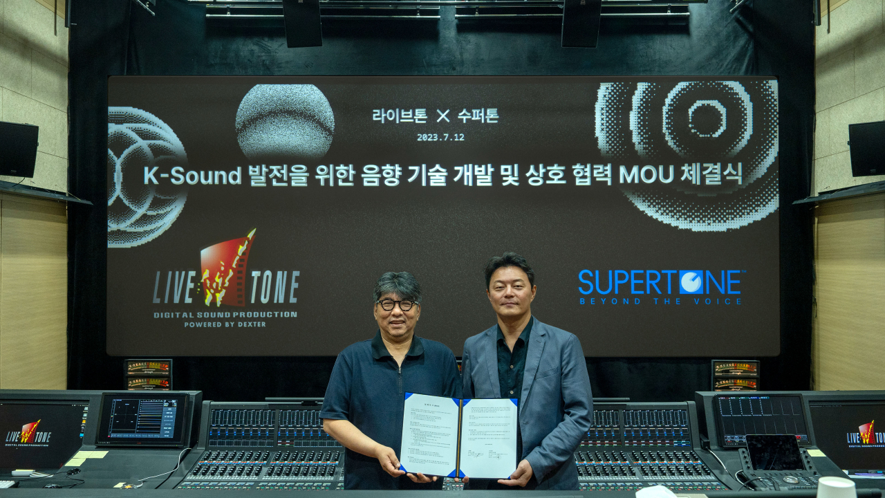 라이브톤 스튜디오에서 최태영 라이브톤 대표와 이교구 수퍼톤 대표가 MOU 체결 후 기념촬영을 하고 있다. [수퍼톤 제공]
