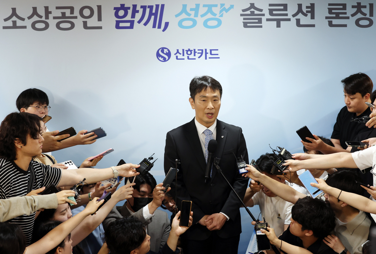 이복현 금융감독원장이 17일 오전 서울 중구 신한카드 본사에서 열린 신한카드 '소상공인 함께, 성장 솔루션' 런칭 행사를 마친 뒤 취재진의 질문에 답하고 있다. [연합]