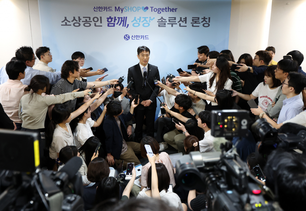 이복현 금융감독원장이 17일 오전 서울 중구 신한카드 본사에서 열린 신한카드 '소상공인 함께, 성장 솔루션' 런칭 행사를 마친 뒤 취재진의 질문에 답하고 있다. [연합뉴스]