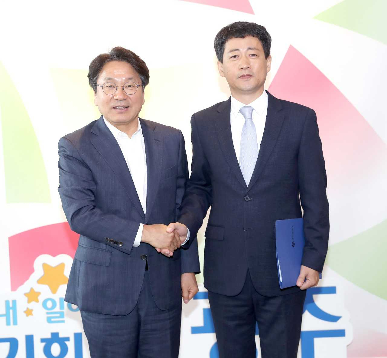 광주시는 17일 새 출범하는 광주기후에너지진흥원 초대 원장에 고상연씨(오른쪽)를 임명했다.