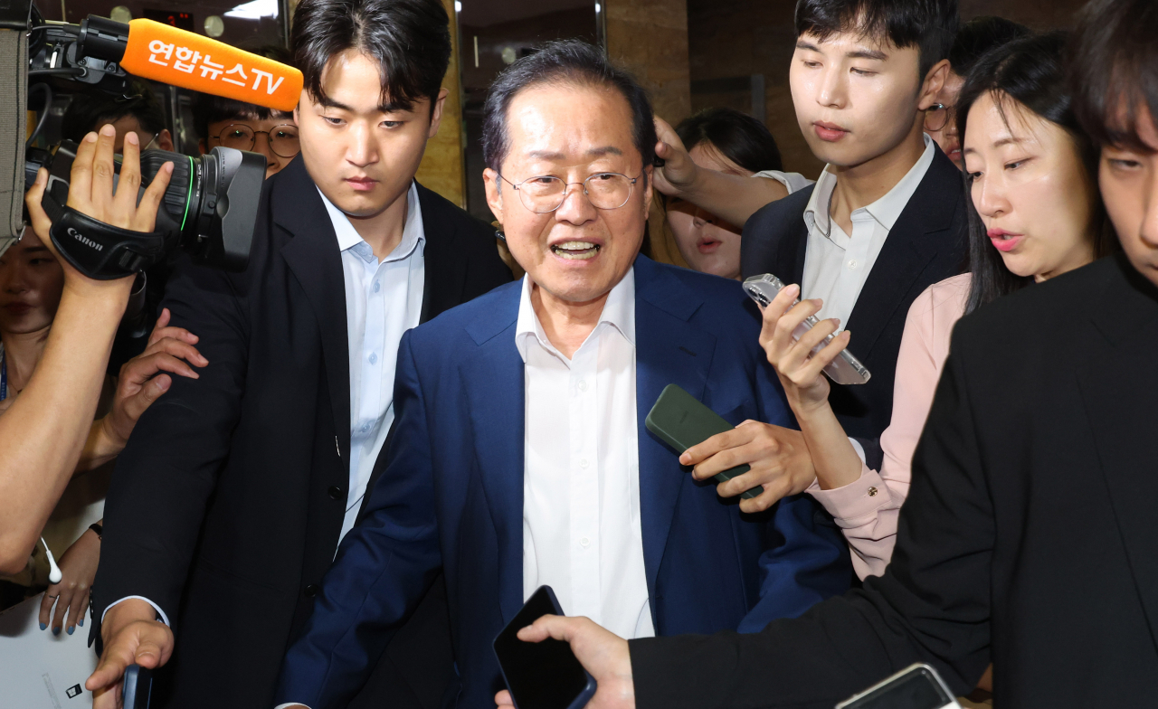 홍준표 대구시장이 17일 오후 서울 여의도 국회에서 국민의힘 윤재옥 원내대표와 면담을 마친 후 이동하며 기자들의 질문을 받고 있다. 연합뉴스