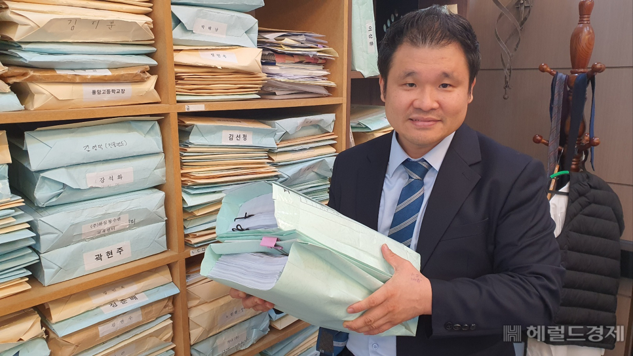 김경은 변호사가 소송서류를 살펴보고 있다. 한사람의 인생이 달려 있는 만큼 한장 한장 고도의 집중력을 발휘한다고 한다. 5살 아들이 자고 있는 새벽시간이 가장 집중이 잘 될 시간이라고 귀띔했다. 서인주 기자