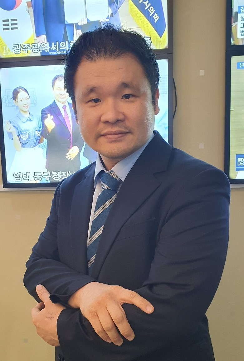 가진게 없고 내세울 것이 마땅치 않은 그가 내세운 영업전략은 매일밤 12시까지 일했고 주말과 연휴를 생략한 채 오로지 사건에만 매달렸다는 점이다.