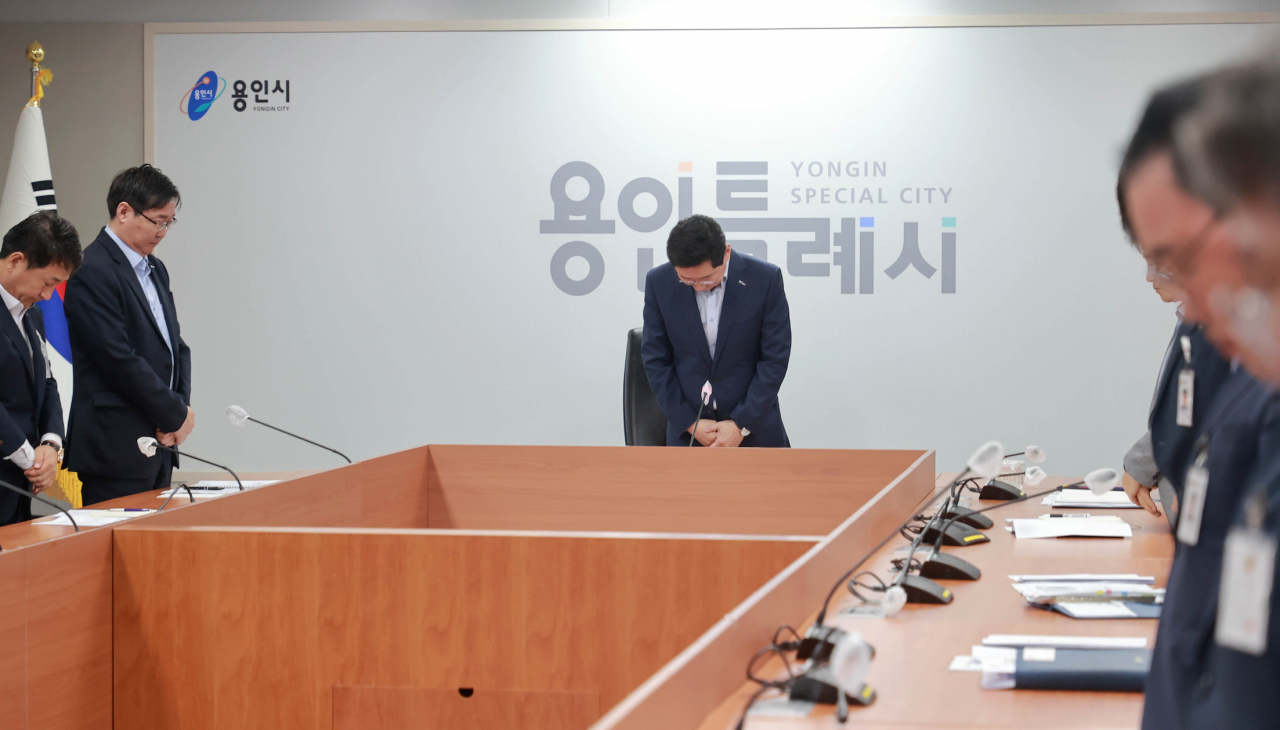 이상일 용인특례시장이 수해 희생자들을 위한 묵념을 하고있다.[용인시 제공]