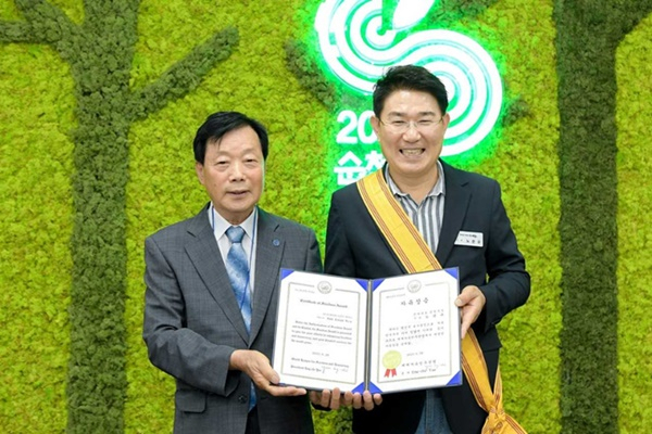 노관규 순천시장(우측)이 세계자유민주연맹으로부터 '자유장'을 수상하고 있다.