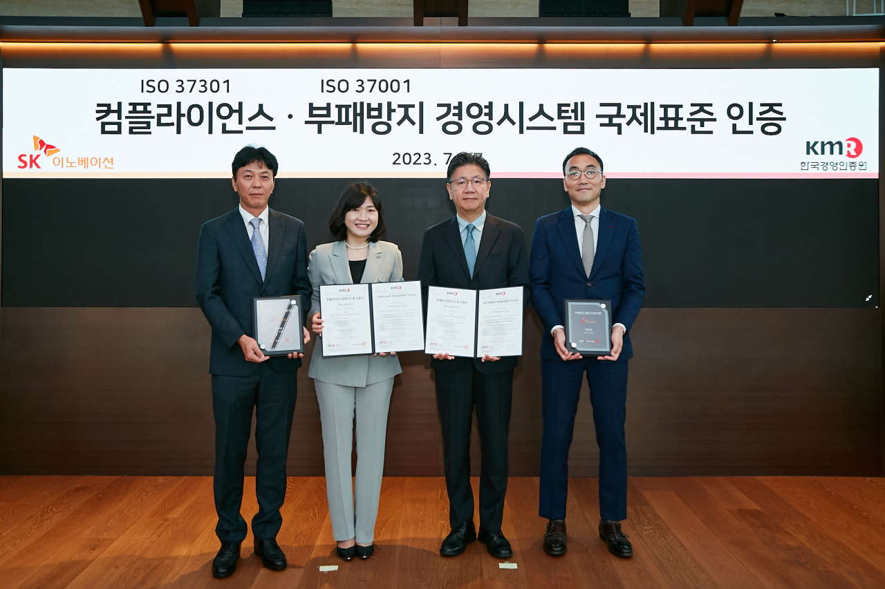 선우성윤(왼쪽부터) SK이노베이션 컴플라이언스 담당, 황은주 한국경영인증원 대표이사, 윤장석 SK이노베이션 글로벌 컴플라이언스 부문장, 유한성 SK이노베이션 감사실장이 17일 서울 종로구 SK서린빌딩에서 열린 ‘컴플라이언스, 부패방지 경영시스템 ISO(국제표준화기구) 인증서 수여식’에서 기념촬영을 하고 있다. [SK이노베이션 제공]
