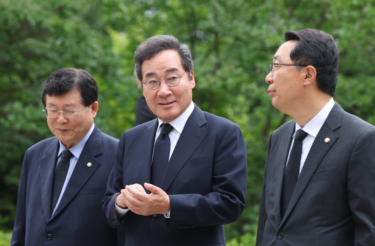 이낙연 전 더불어민주당 대표가 지난달 28일 오전 서울 동작구 국립서울현충원에서 고 김대중 전 대통령 묘소를 찾아 참배하고 더불어민주당 설훈, 윤영찬 의원과 대화하고 있다. [연합]