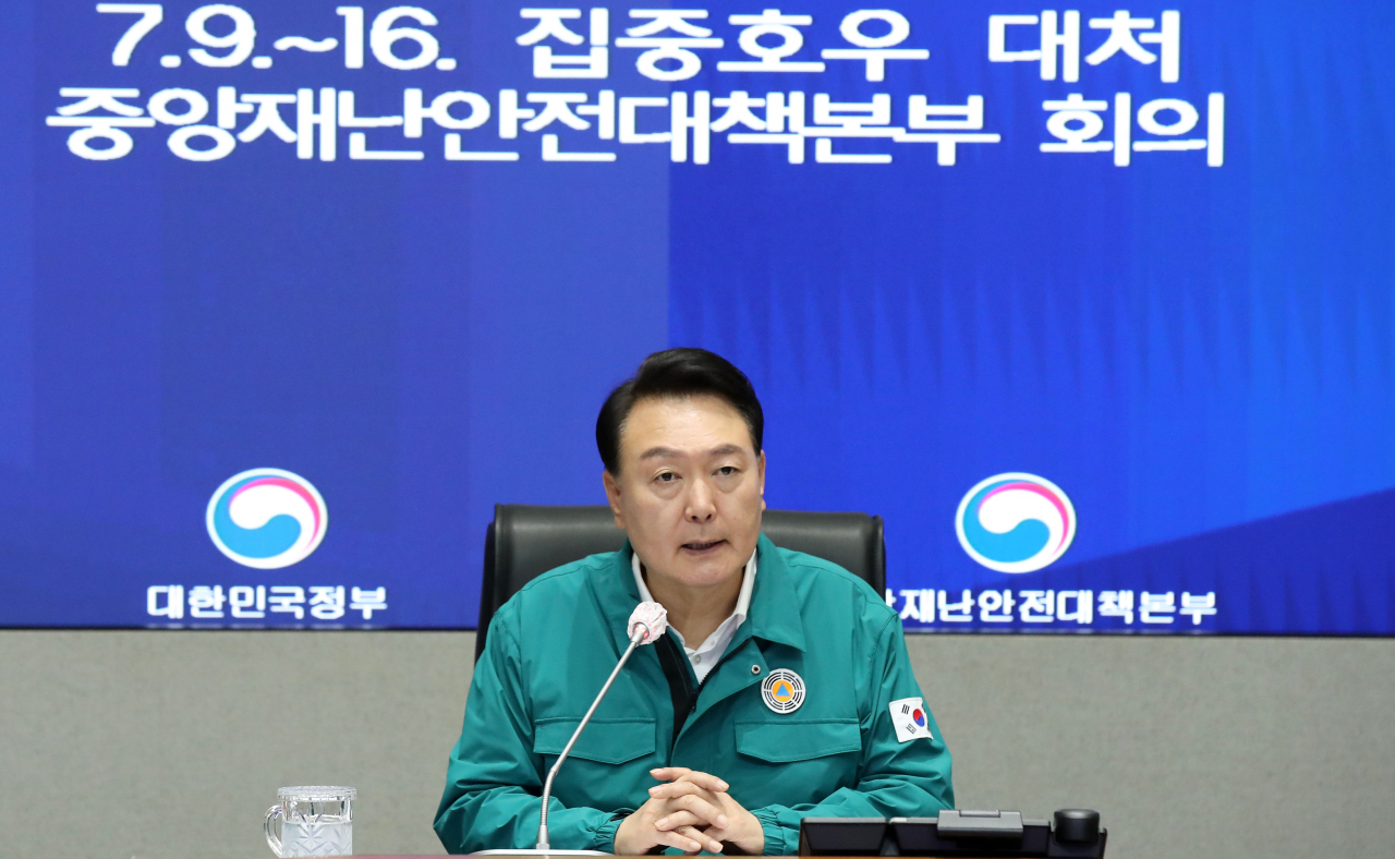 6박 8일간 리투아니아·폴란드·우크라이나 순방을 마치고 귀국한 윤석열 대통령이 17일 오전 정부서울청사에서 열린 집중호우 대처 중앙재난안전대책본부(중대본) 회의를 주재하고 있다. [연합]