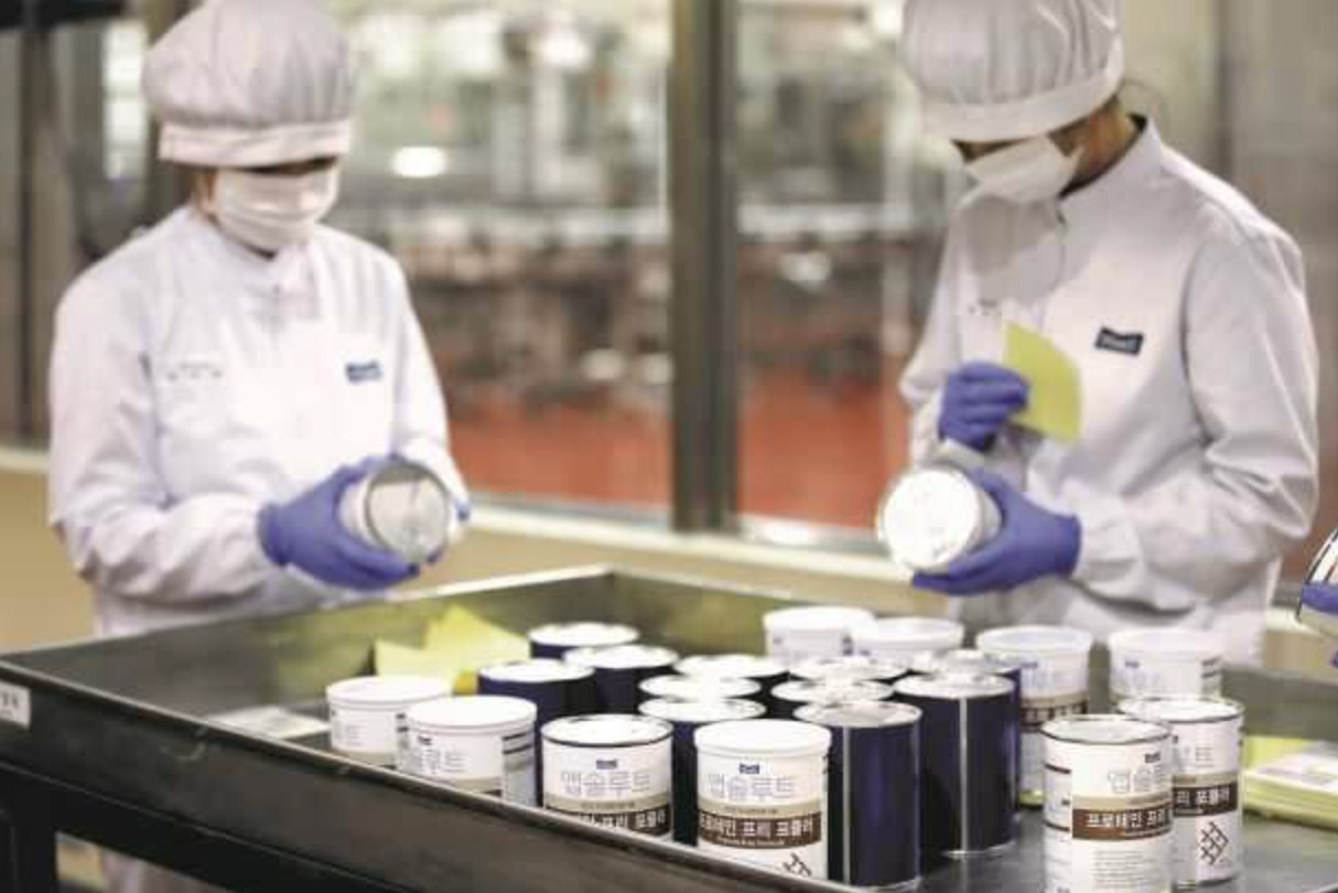매일유업에서 생산 중인 선천성 대사 이상 환아를 위한 특수분유는 생산량이 워낙 소량이라 캔 포장 단계에서 일일이 라벨을 붙일 수밖에 없다. [매일유업 제공]