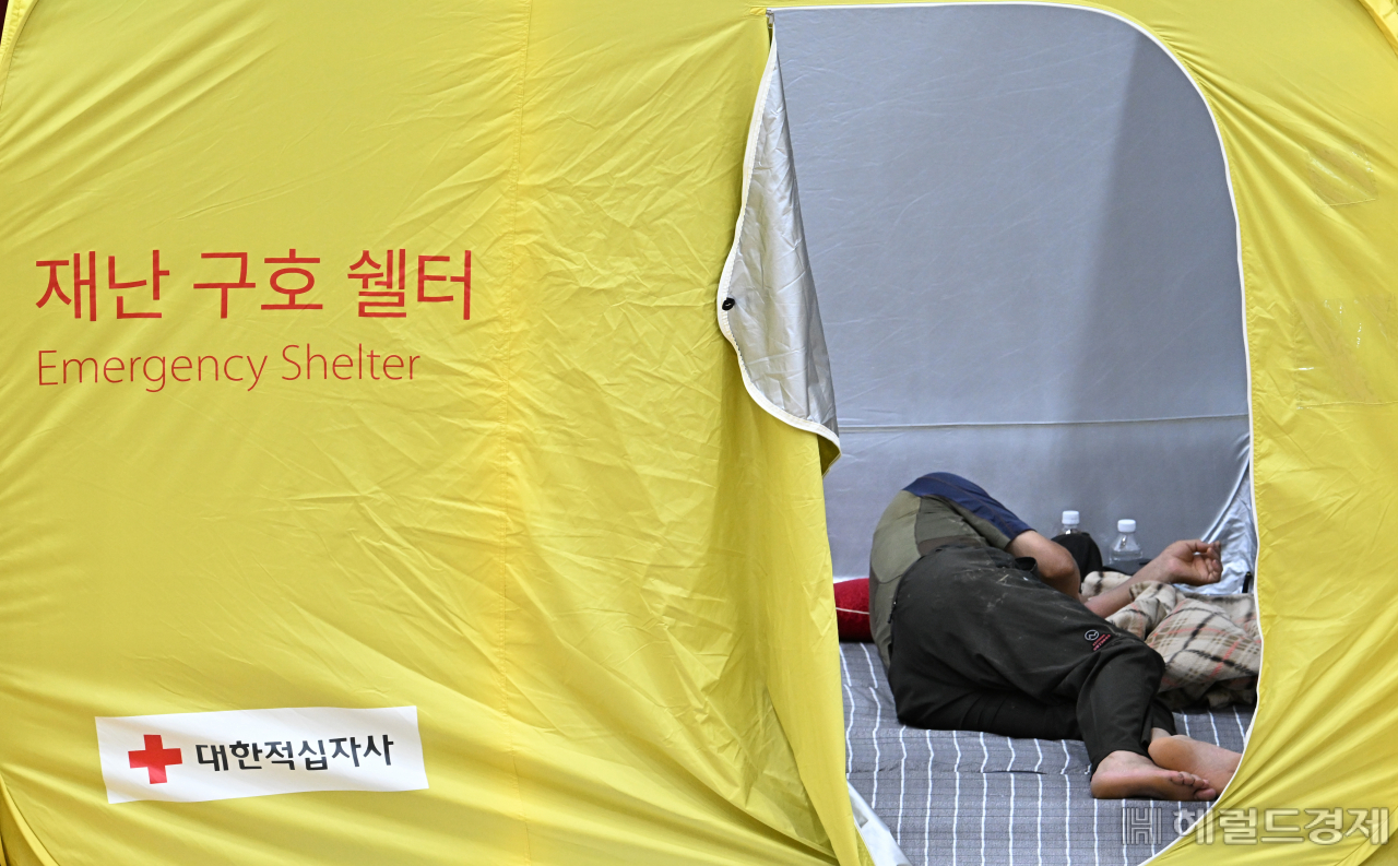 17일 충청북도 청주시 오송복지회관에 마련된 오송읍 이재민 임시주거시설에 수재민들이 모여 있다. 청주=임세준 기자