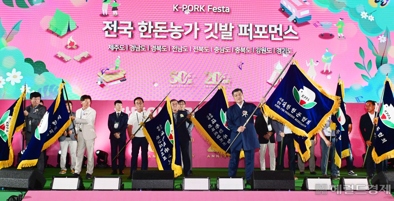 한돈자조금관리위원회와 대한한돈협회가 17일 서울 삼성동 코엑스에서 대한한돈협회 태동 50주년 및 한돈자조금 창립 20주년을 기념하여 '한돈페스타' 기념식을 진행했다. 사진=한돈자조금관리위원회 제공