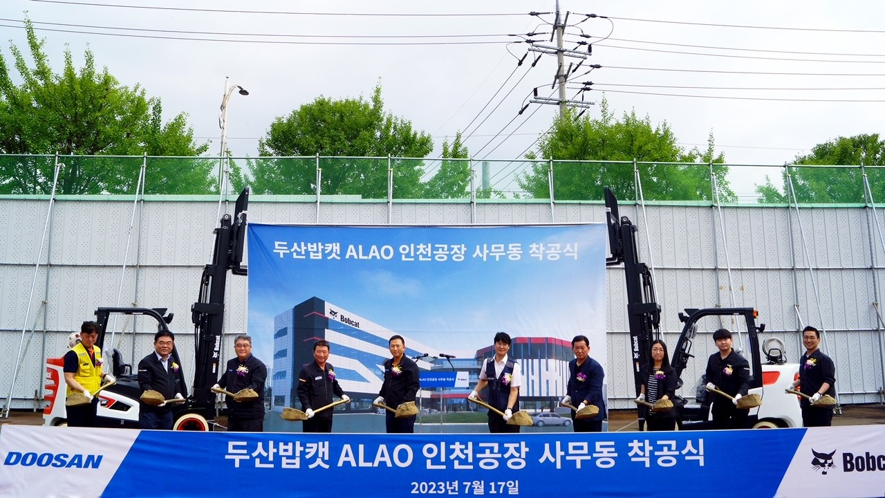 17일 두산산업차량 인천 본사에서 열린 사무동 착공식에서 박형원(왼쪽 다섯번째) 두산밥캣 ALAO 지역장 등 임직원 및 시공사 대표가 시삽을 하고 있다. [두산밥캣 제공]