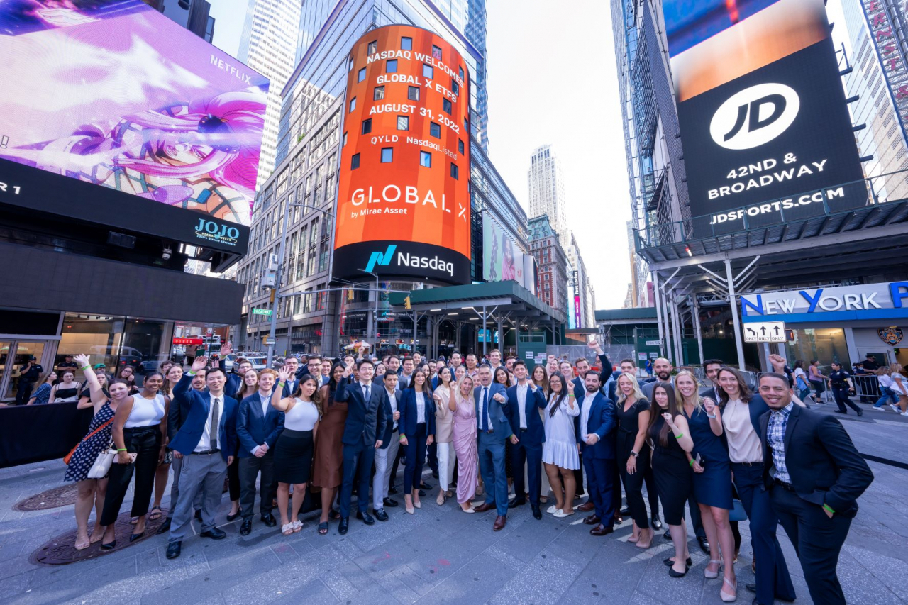 미래에셋 Global ETF 순자산 1000억 달러 돌파 기념, 직원들이 단체사진을 찍고 있다. [미래에셋 제공]