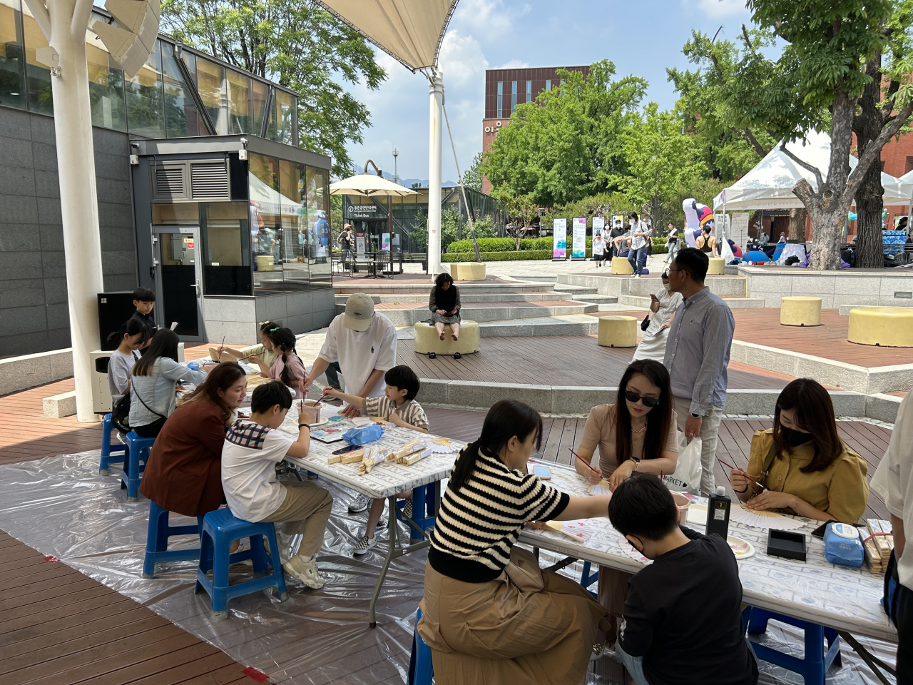 전남국제수묵비엔날레 사묵국이 인사동에서 홍보활동을 하고 있다