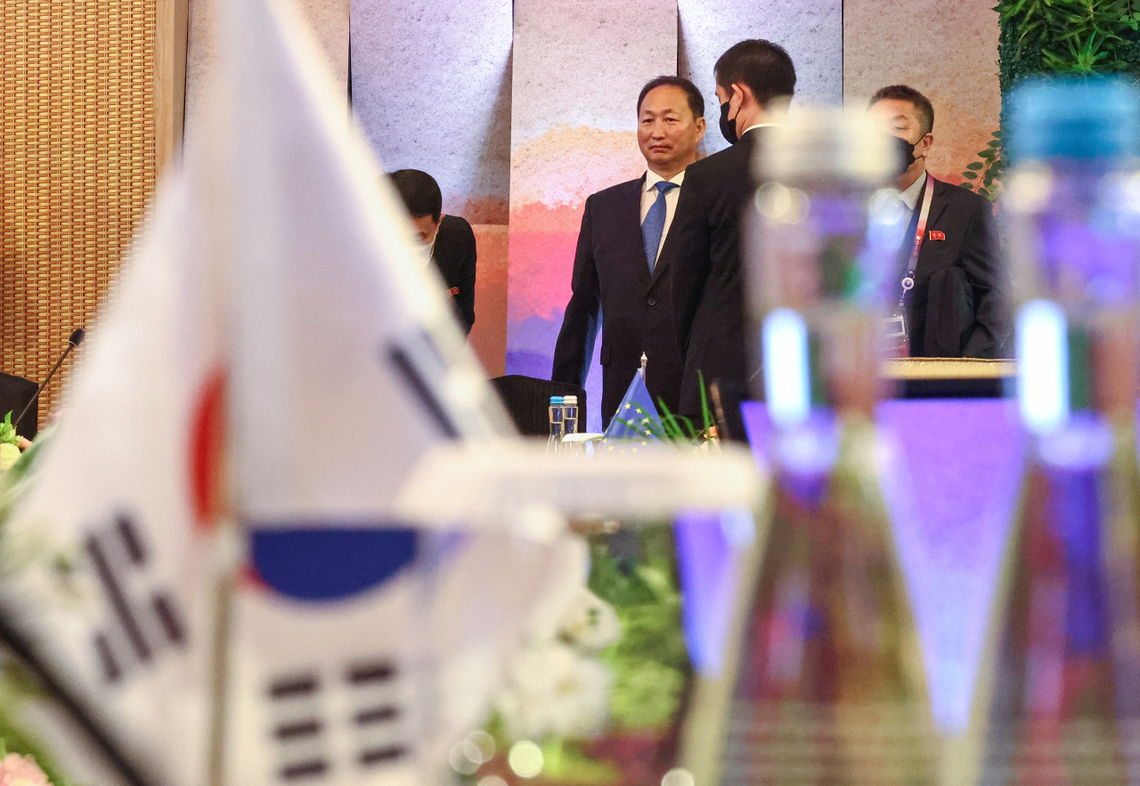 안광일 북한 주인도네시아 대사 겸 주아세안 대사가 14일(현지시간) 인도네시아 자카르타 샹그릴라 호텔에서 열린 아세안지역안보포럼(ARF)에 참석해 대한민국 맞은편에 마련된 자리로 향하고 있다. [연합]