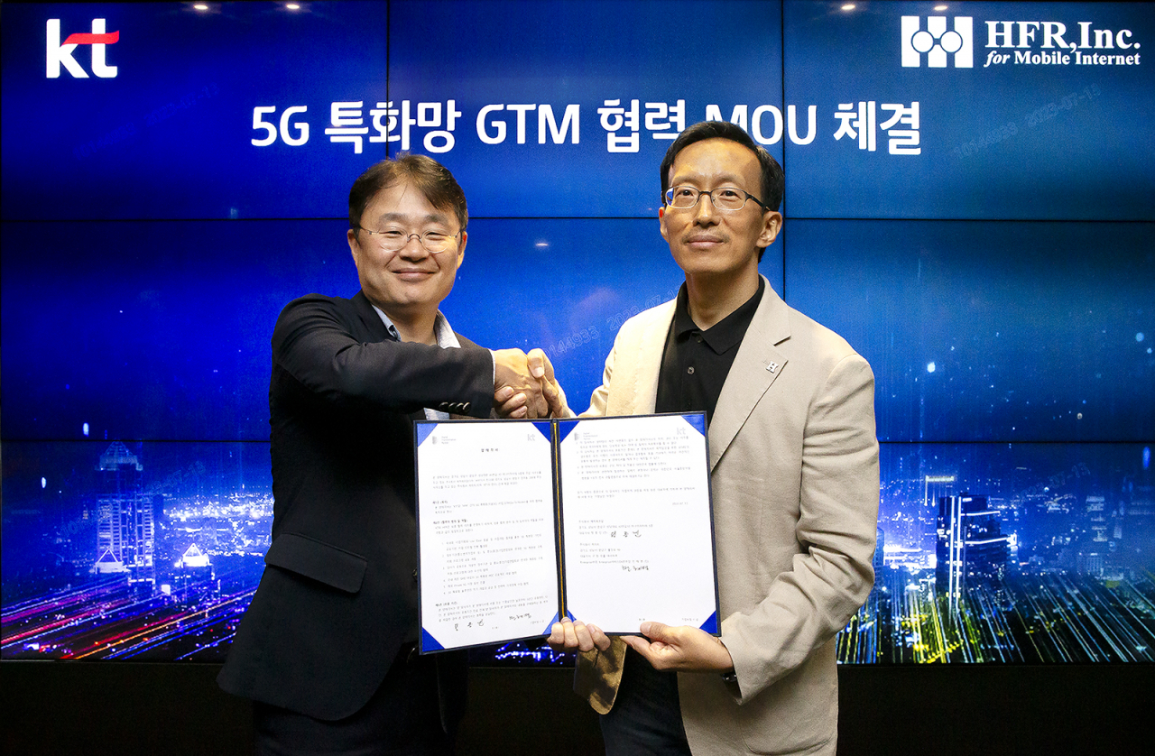 민혜병(왼쪽) KT Enterprise서비스DX본부장과 정종민 HFR 대표이사가 업무협약 체결 후 기념촬영을 하고 있다. [KT 제공]
