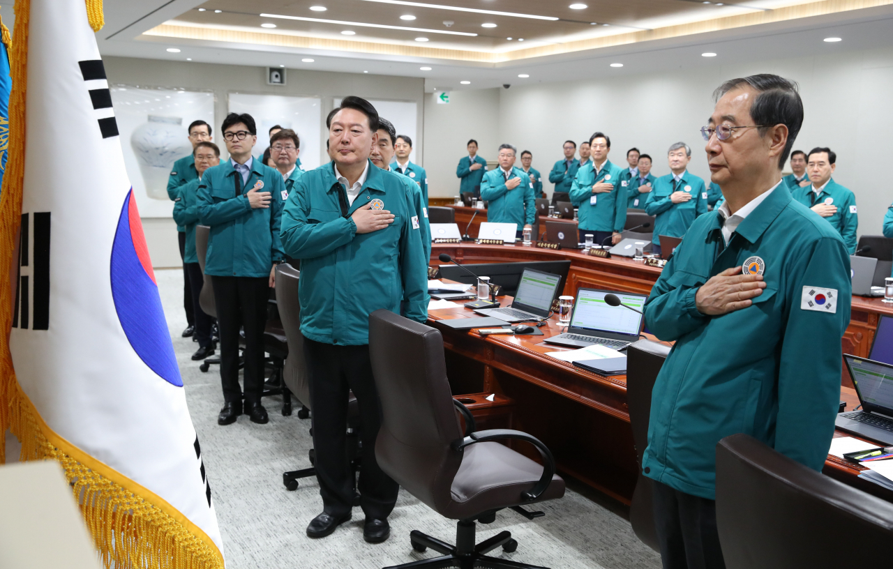 윤석열 대통령이 18일 서울 용산 대통령실 청사에서 열린 국무회의에서 국기에 경례하고 있다. [연합]