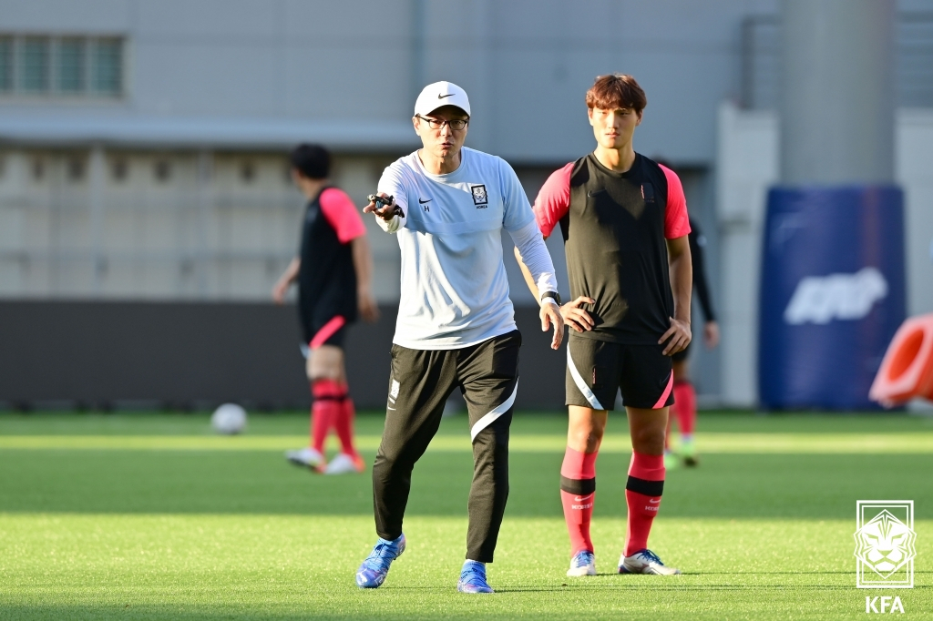2021년 U23 아시안컵 예선 당시 황선홍 감독과 이상민.[축구협회 제공]