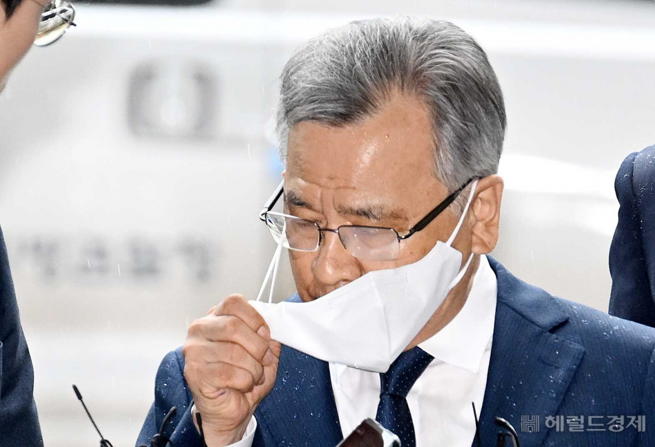 대장동 일당에게 금품 약속을 받았다는 이른바 '50억 클럽' 의혹을 받는 박영수 전 특별검사가 지난달 29일 영장심사를 받기 위해 서울중앙지법으로 들어가기전 마스크를 벗고 있다 . 이상섭 기자