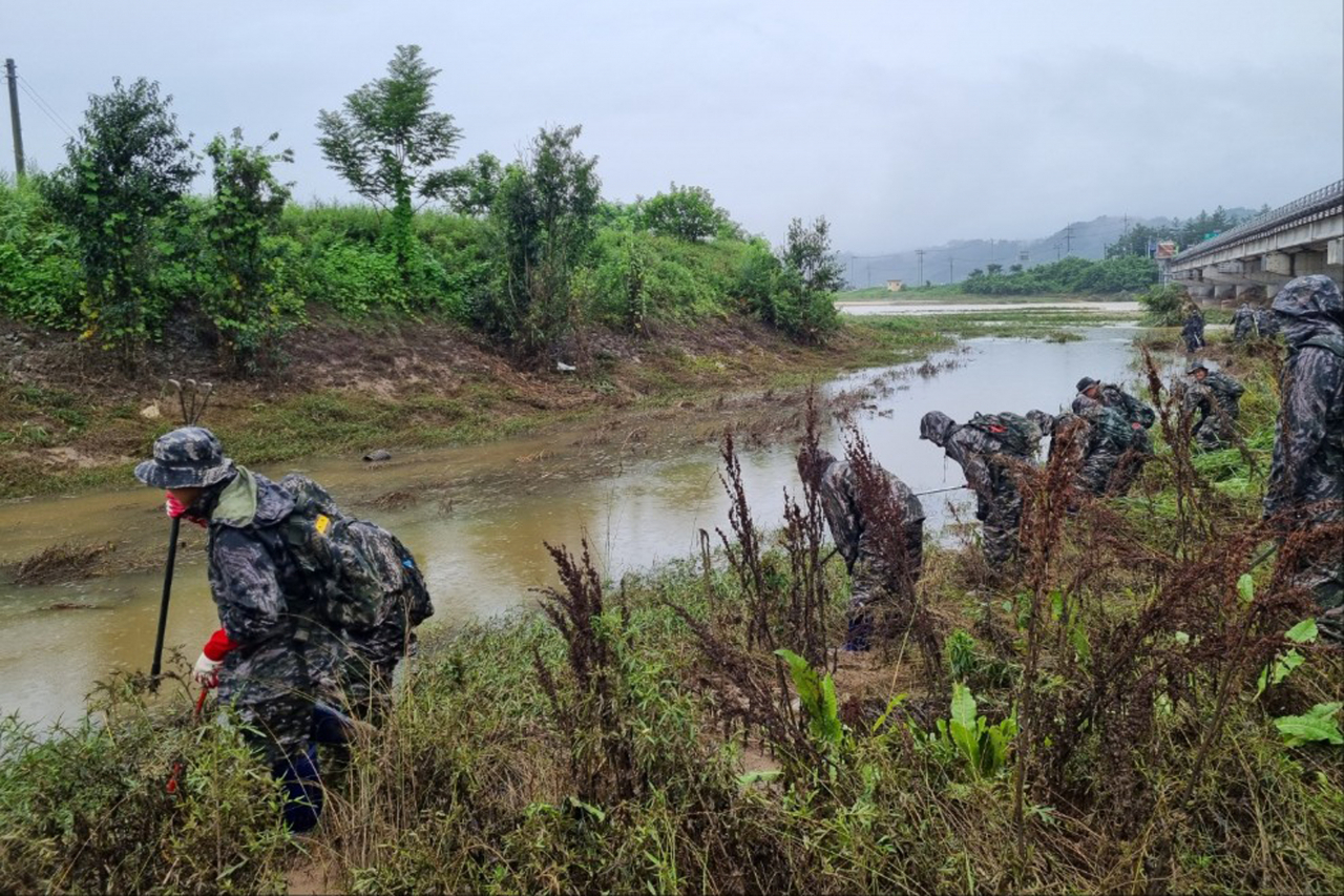 해병대 신속기동부대 장병들이 18일 경북 예천군 호명면 직산리 하천변에서 실종자를 수색하고 있다. [연합]