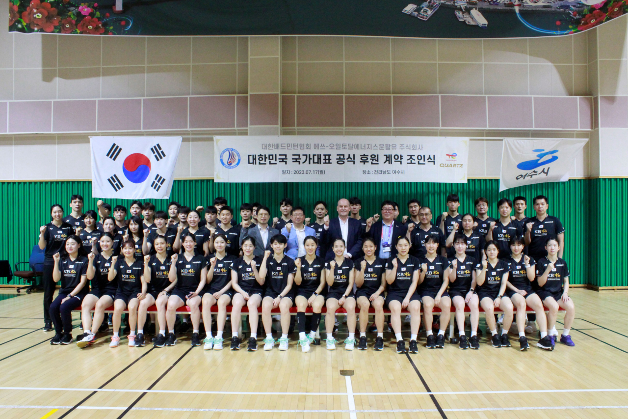 에쓰-오일토탈에너지스윤활유와 대한배드민턴협회 관계자 등이 후원 계약 이후 기념 사진을 촬영하고 있다. [에쓰-오일토탈에너지스윤활유 제공]