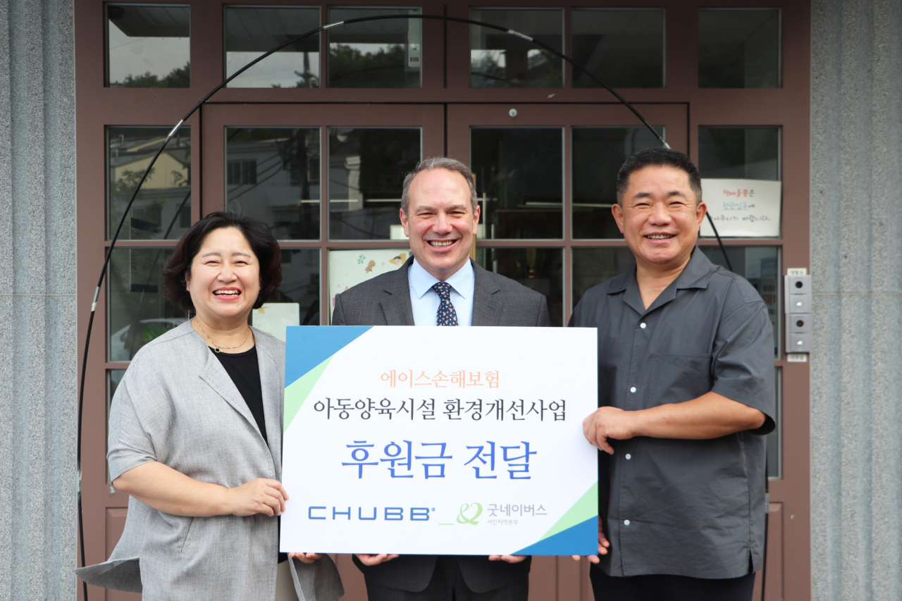 에드워드 콥(가운데) 에이스손해보험 사장, 홍선교(왼쪽) 굿네이버스 서인지역본부장, 진유일 선덕원 원장이 주거환경개선사업 기부금 전달식에서 기념촬영을 하고 있다. [에이스손해보험 제공]