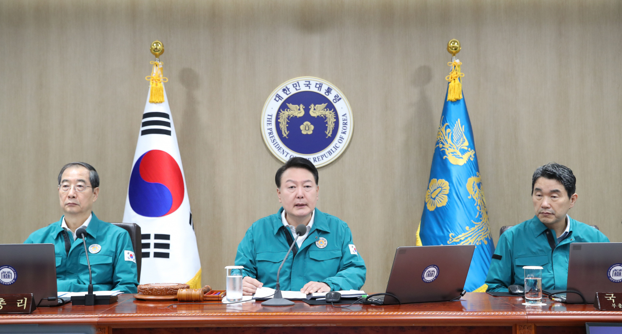 윤석열 대통령이 18일 서울 용산 대통령실 청사에서 열린 국무회의에서 발언하고 있다. [연합]