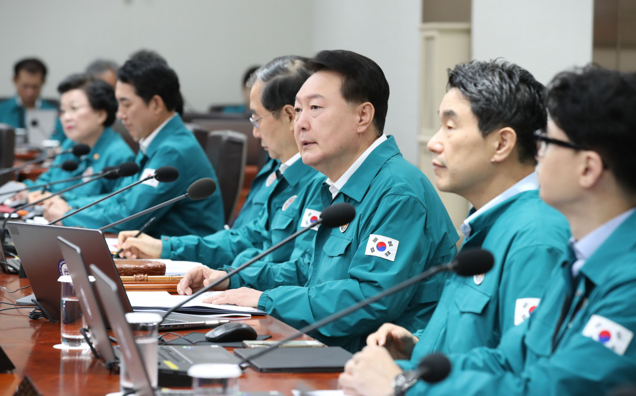 윤석열 대통령이 18일 서울 용산 대통령실 청사에서 열린 국무회의에서 발언하고 있다. [연합]