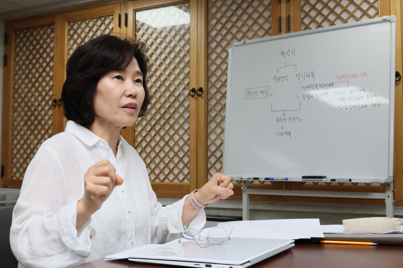 김은경 더불어민주당 혁신위원장이 서울 여의도 중앙당사에서 연합뉴스와 인터뷰를 하고 있다. [연합]