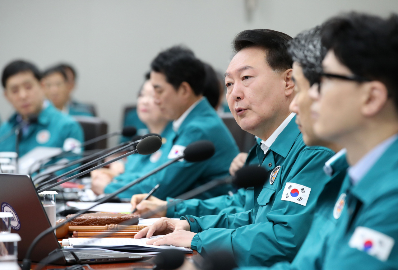 윤석열 대통령이 18일 서울 용산 대통령실 청사에서 열린 국무회의에서 발언하고 있다. [연합]