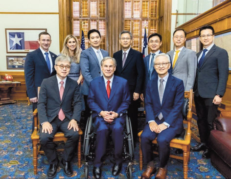 앞줄 왼쪽부터 최시영 삼성전자 파운드리사업부장(사장), 그렉 애보트 미국 텍사스주지사, 경계현 삼성전자 DS부문장(사장) [텍사스 주지사 SNS 갈무리]