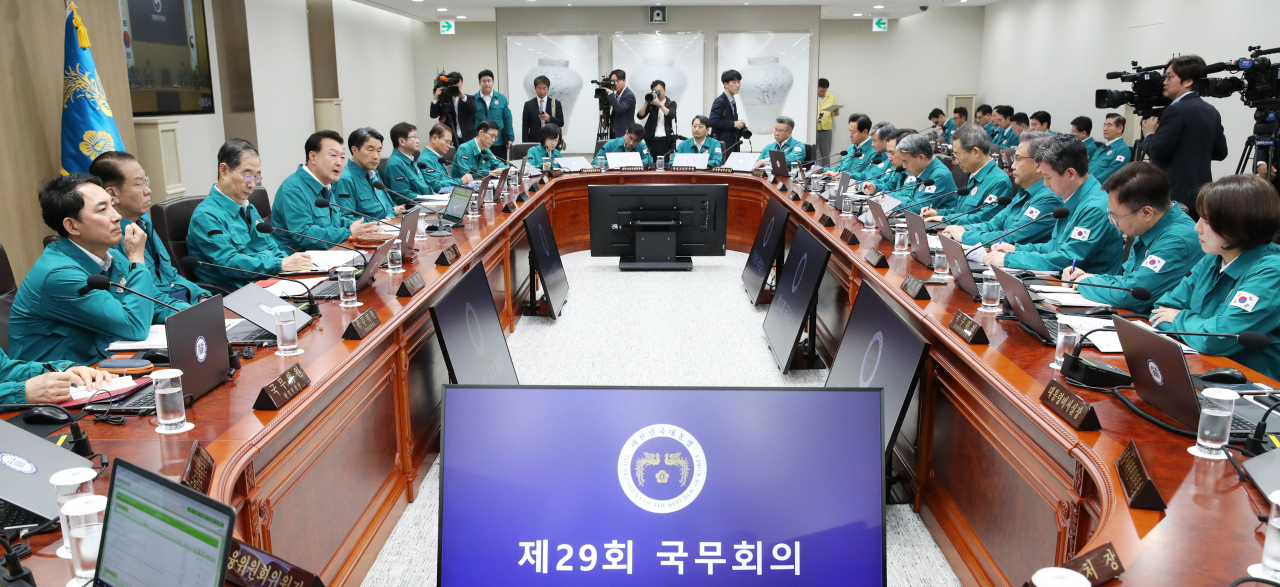 윤석열 대통령이 18일 서울 용산 대통령실 청사에서 국무회의를 주재하고 있다. [연합]