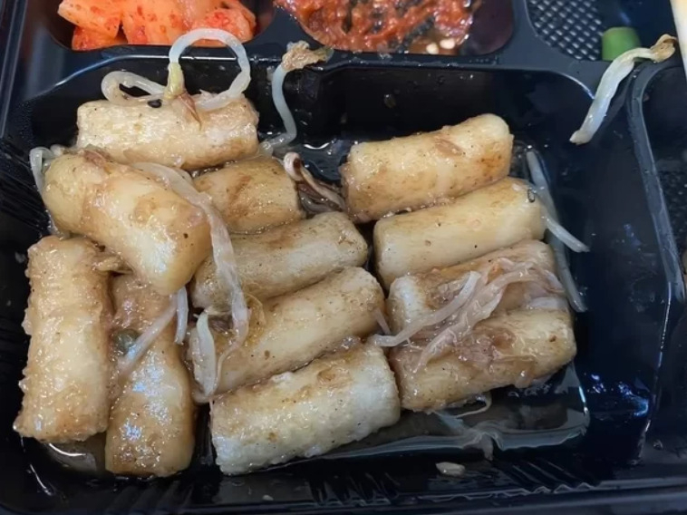 ‘삼겹살 숙주 볶음+김치찌개+음료 1개’ 세트를 주문한 A씨가 받은 도시락. [온라인 커뮤니티 갈무리]