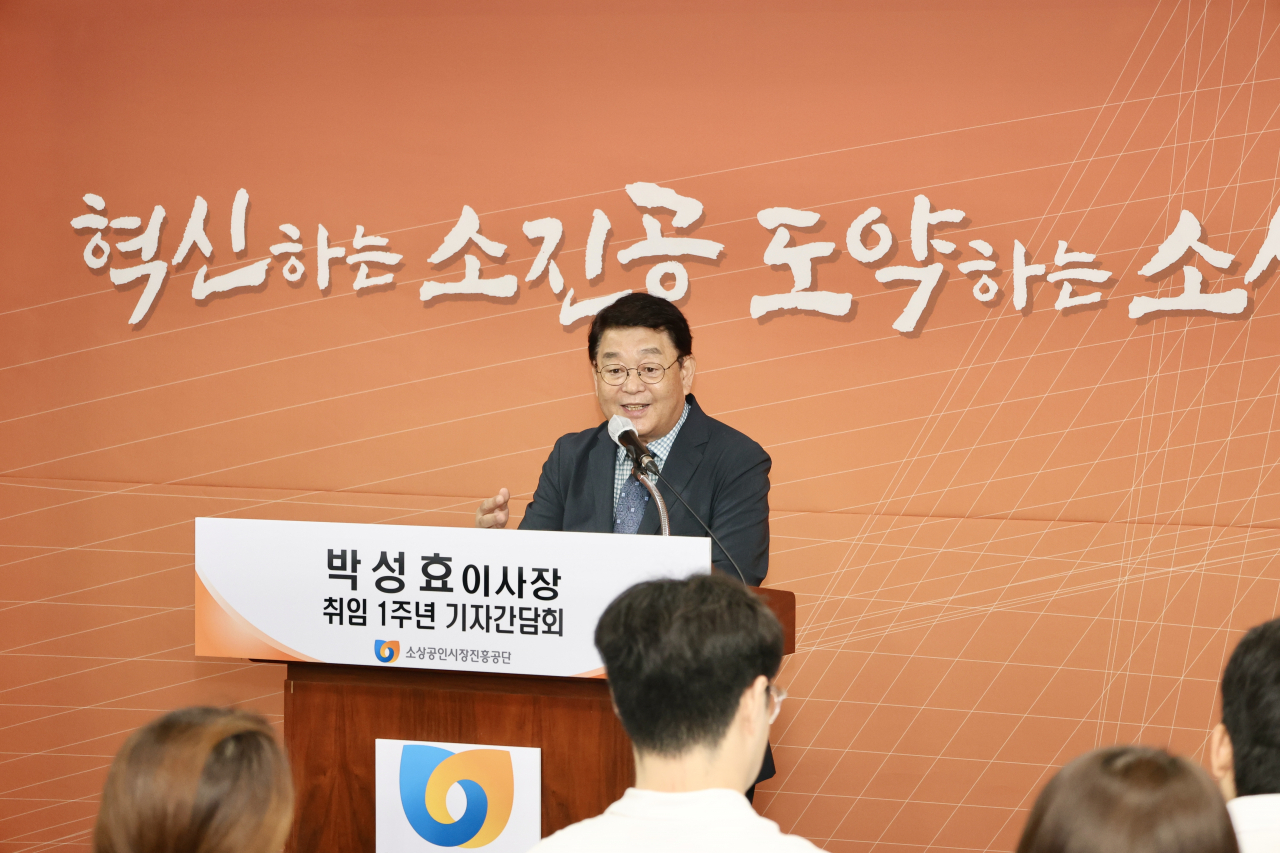 박성효 소상공인시장진흥공단 이사장이 18일 서울 여의도 중기중앙회에서 열린 취임 1주년 기념 기자간담회에서 질의응답을 하고 있다. [소진공 제공]