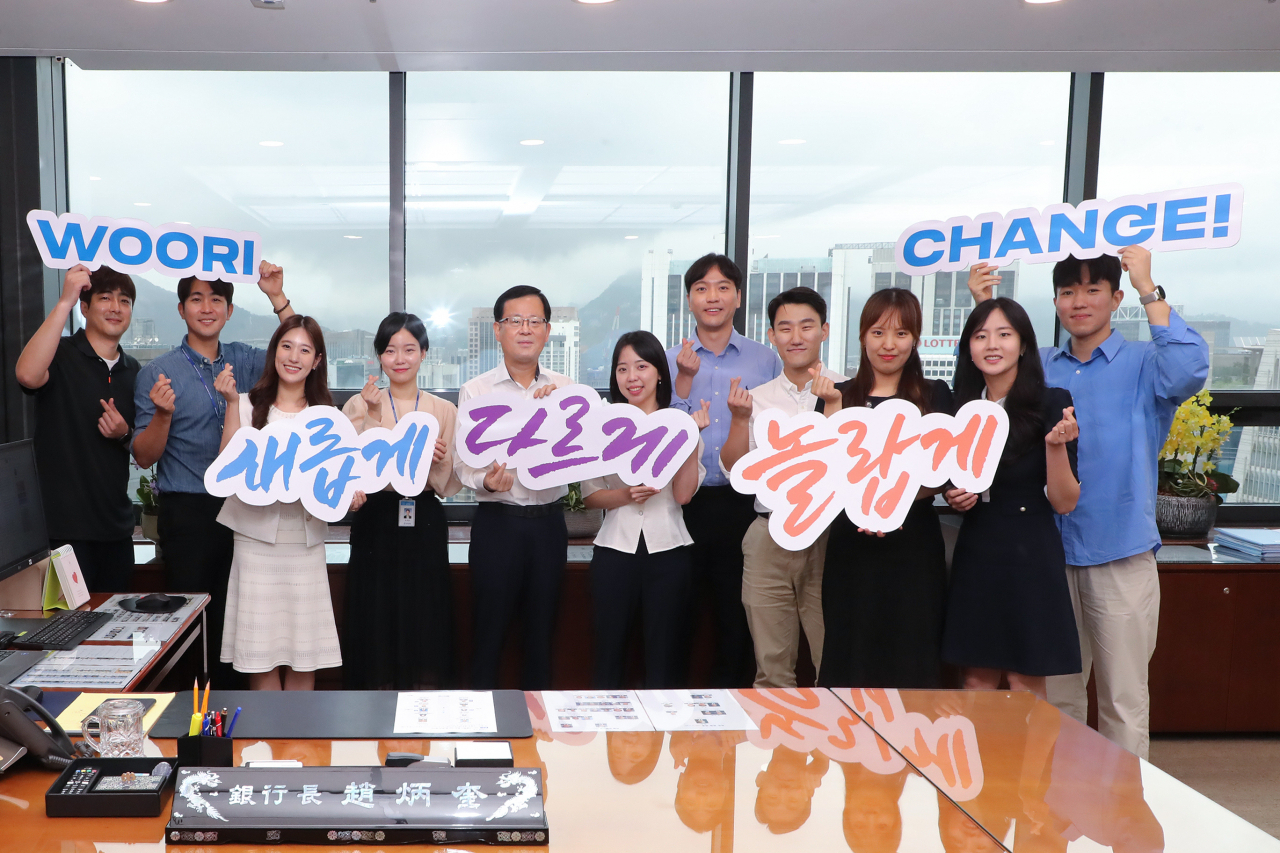 조병규(왼쪽 다섯번째) 우리은행장이 경영협의회 종료 후 직원들을 집무실로 초대해 자유롭게 대화를 나누고 기념촬영을 하고 있다.[우리은행 제공]