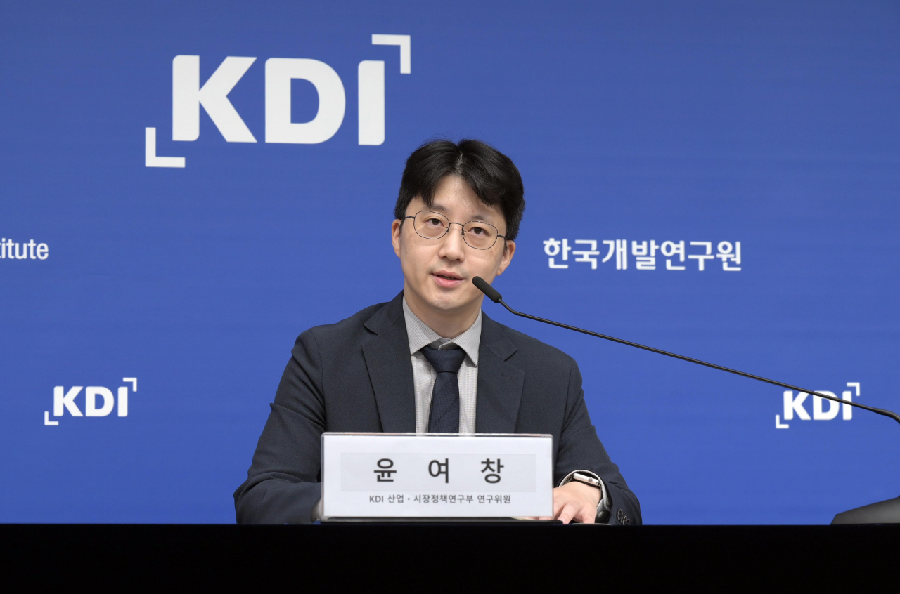 윤여창 한국개발연구원(KDI) 산업·시장정책연구부 연구위원이 18일 정부세종청사 기재부 기자실에서 '배출권거래제의 시장기능 개선 방안'이라는 제목의 보고서를 발표하고 있다.[KDI 제공]