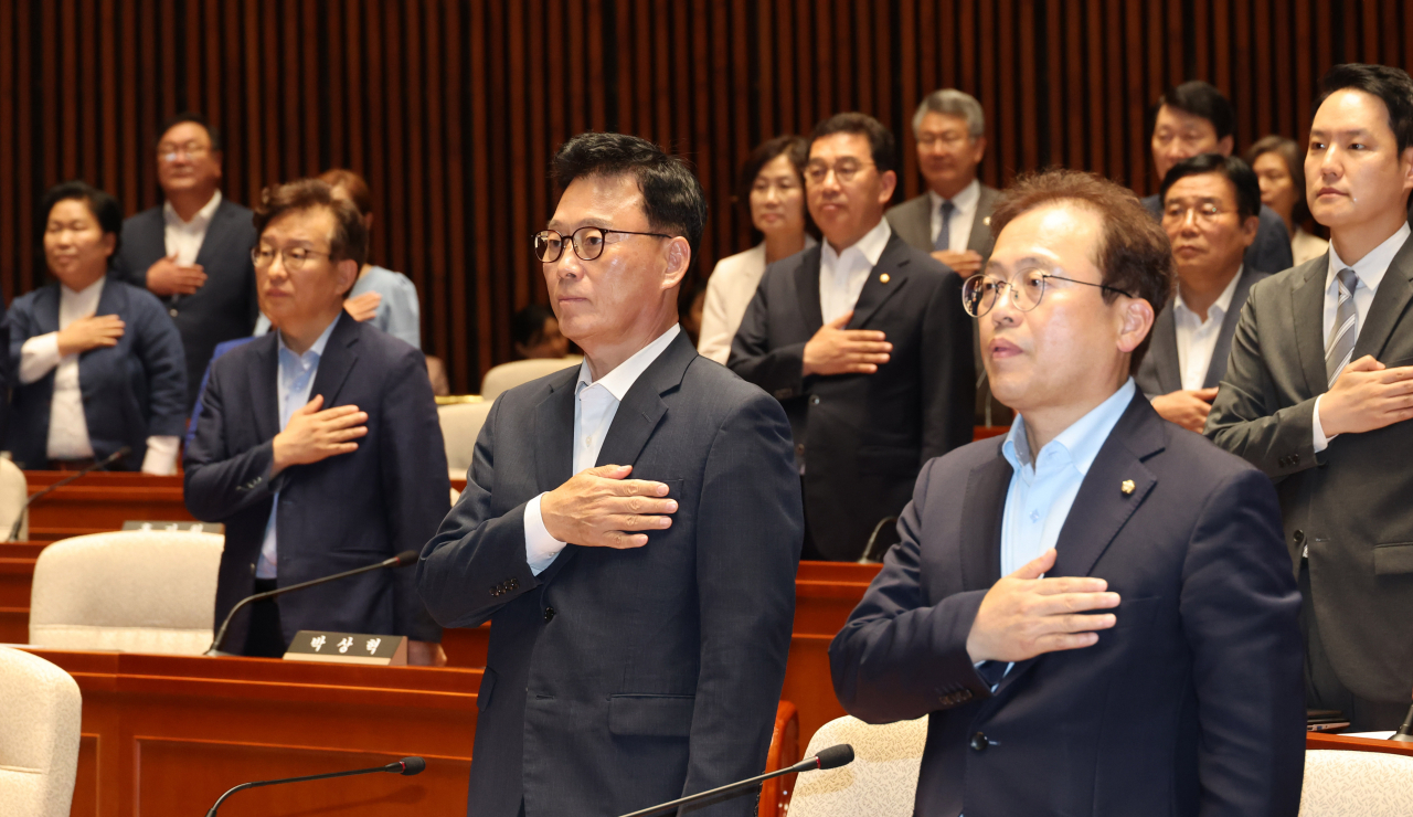 박광온 더불어민주당 원내대표와 의원들이 18일 오후 서울 여의도 국회에서 열린 의원총회에서 국기에 대한 경례를 하고 있다. [연합]