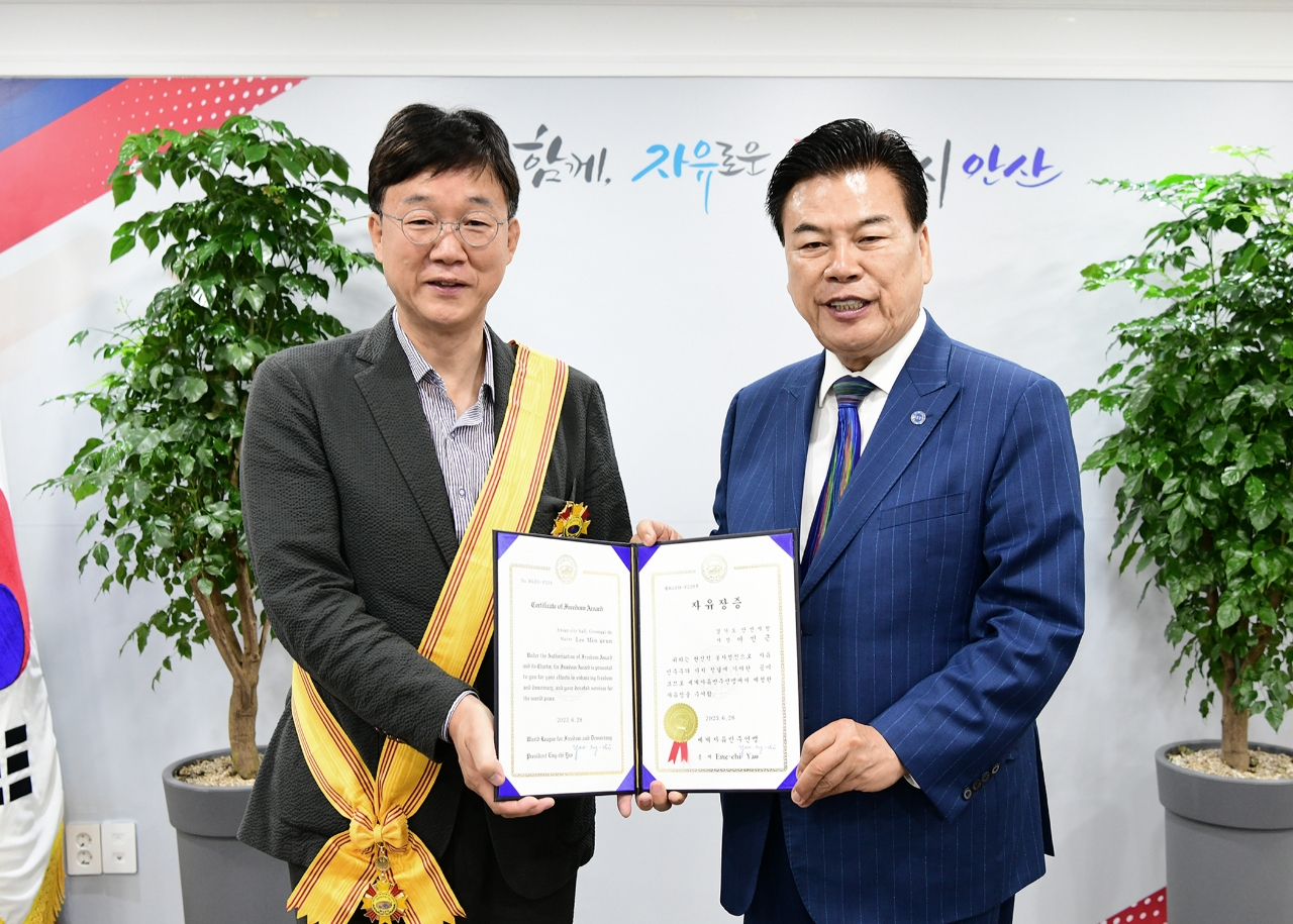 이민근 안산시장(왼쪽)