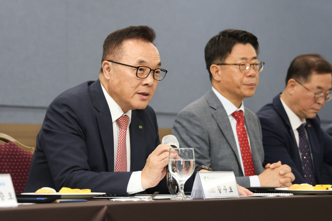 황주호(왼쪽 첫번째) 한국수력원자력 사장이 18일 경남 창원 컨벤션센터에서 진행된 '신한울 3·4호기 보조기기 공급사의 날'에서 인사말을 하고 있다. [한국수력원자력 제공]