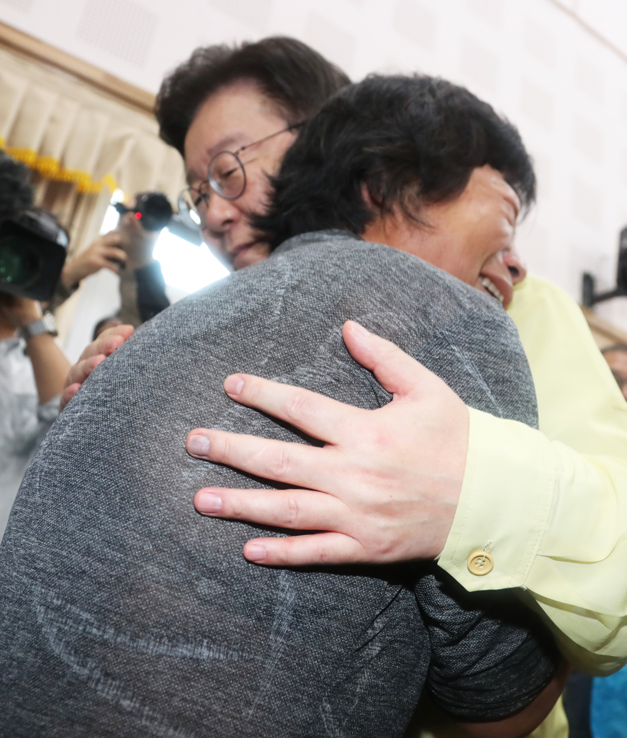 이재명 더불어민주당 대표가 18일 전북 익산시 망성면 성북초등학교를 찾아 수재민을 위로하고 있다. [연합]