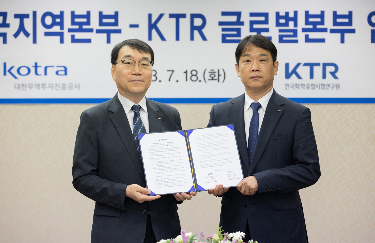 홍창표(왼쪽) 코트라 중국지역본부장이 김진태 KTR 글로벌 본부장과 업무협약식 이후 기념촬영을 하고 있다. [코트라 제공]