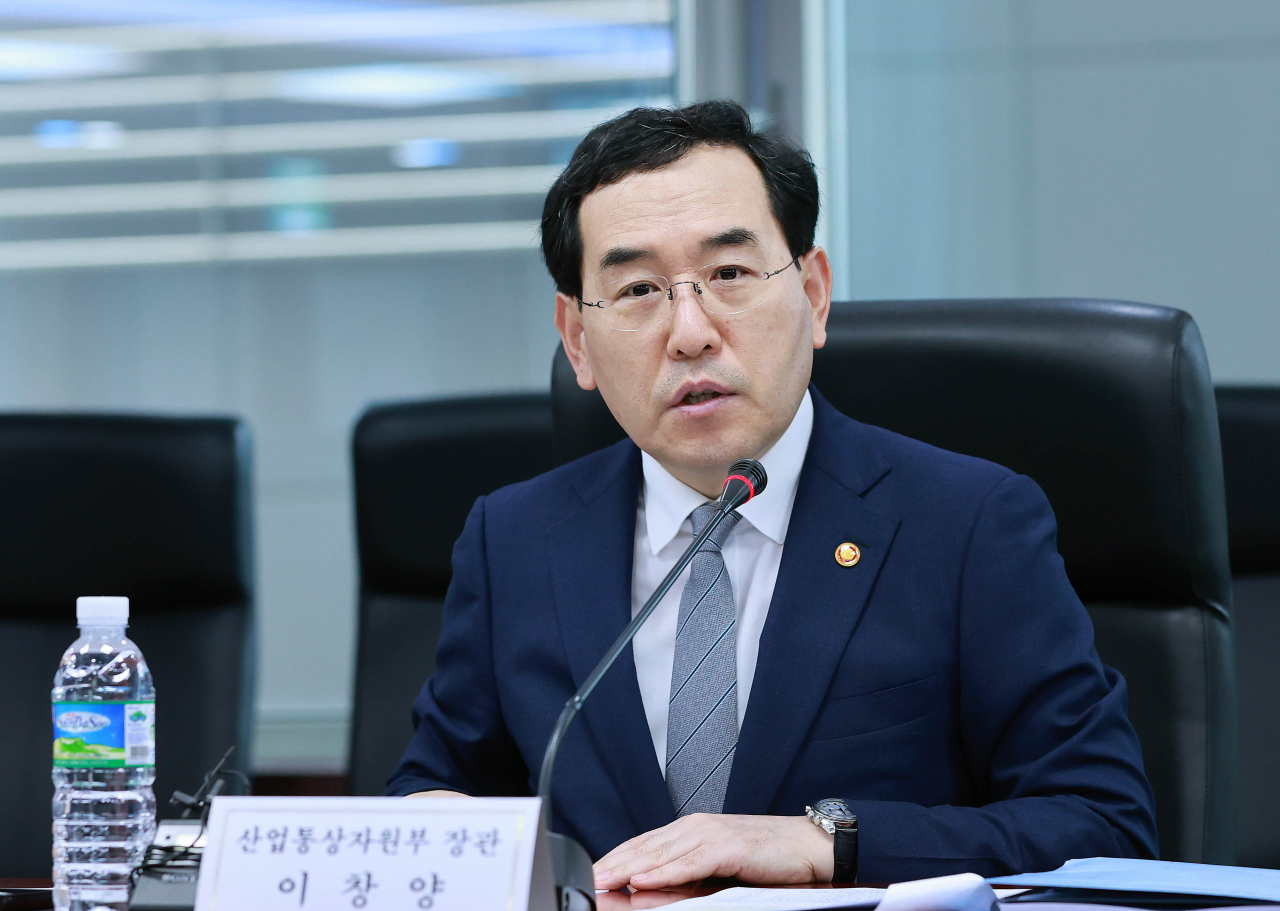 이창양 산업통상자원부 장관이 18일 서울 종로구 한국무역보험공사 대회의실에서 열린 '수출 플러스 달성을 위한 주요 업종 간담회'를 주재하고 있다. [연합]