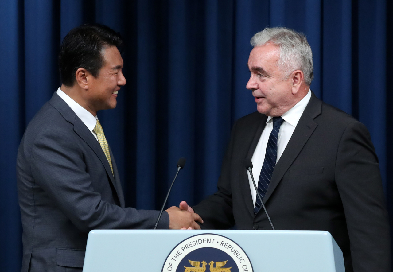 김태효 국가안보실 제1차장(왼쪽)과 커트 캠벨 미국 국가안전보장회의(NSC) 인도·태평양 조정관이 18일 서울 용산 대통령실 청사에서 열린 한미 핵협의그룹(NCG) 출범회의 관련 공동기자회견을 마친 뒤 악수하고 있다. [연합]